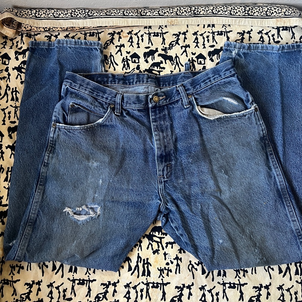 Wrangler 965T1MR Regular Fit Straight Leg Jeans - 36 x 30 - Very Distressed